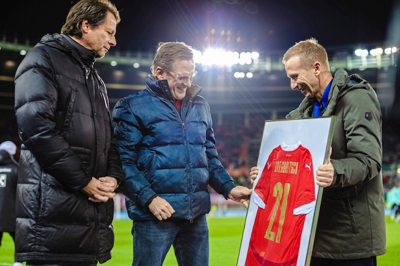 Mitterdorfer (far right) and Schöttel (left) thanked Werner Gregoritsch. (Bild: Urbantschitsch Mario/Mario Urbantschitsch)