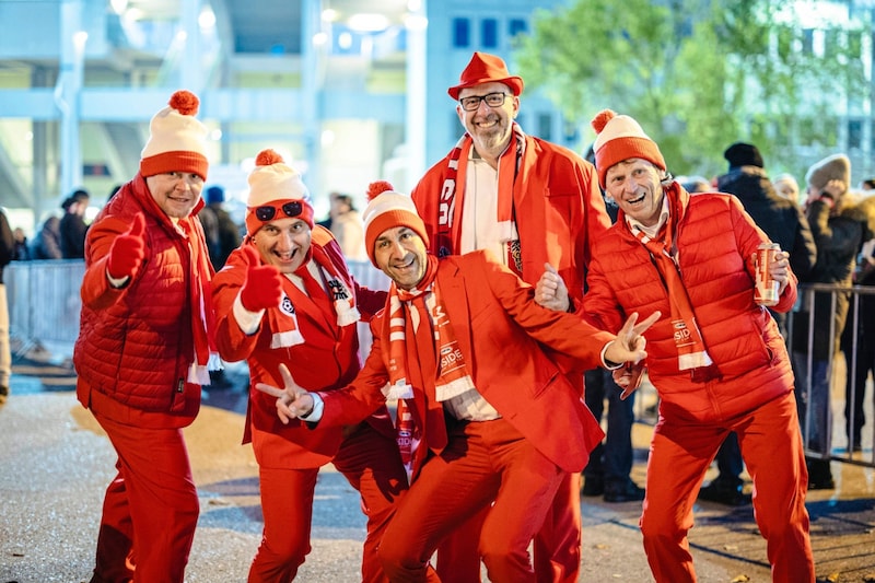 The "Red Hot Austrian Fans" around their boss Christian (center). (Bild: Urbantschitsch Mario/Mario Urbantschitsch)