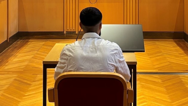 The 22-year-old had to stand trial in the "61er", the large courtroom in Linz. (Bild: Christoph Gantner)