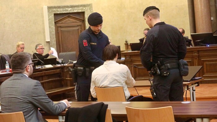 Nach dem Tod seiner Halbschwester habe er verstärkt Drogen – Kokain, Ketamin und andere ...