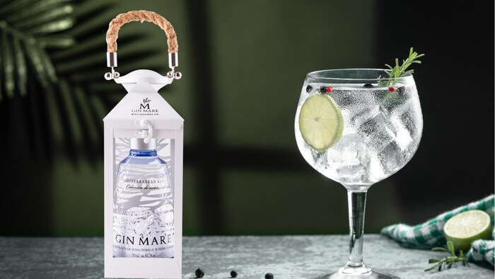 Gewinnen Sie eine Flasche Gin Mare in der unverkennbaren Laternenoptik.