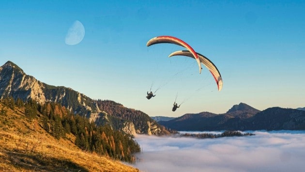 Hoch über dem Nebelmeer fliegen Roland und Norbert hier in den Salzkammergut-Bergen. (Bild: Wallner Hannes)