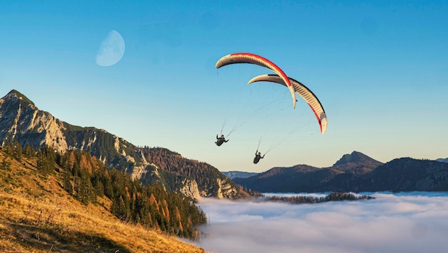 Hoch über dem Nebelmeer fliegen Roland und Norbert hier in den Salzkammergut-Bergen. (Bild: Wallner Hannes)