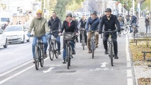 Haben den Radweg stilgerecht eröffnet: Andreas Tropper, Judith Schwentner und Bertram Werle (v.l.). (Bild: Foto Fischer)