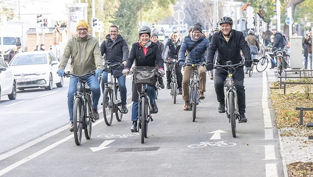 Haben den Radweg stilgerecht eröffnet: Andreas Tropper, Judith Schwentner und Bertram Werle (v.l.). (Bild: Foto Fischer)