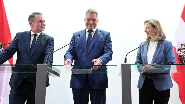 Future Vice-Chancellor Andreas Babler? An alliance with the ÖVP (Chancellor Karl Nehammer) and NEOS (Beate Meinl-Reisinger) would be the first three-party coalition since 1945. (Bild: APA/HELMUT FOHRINGER)