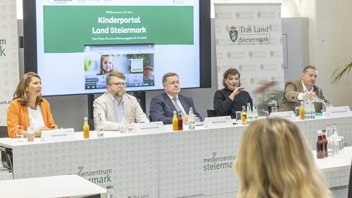Projektverantwortliche Vesna Krnjic, SPÖ-Klubobmann Hannes Schwarz, Landesrat Werner Amon, ...