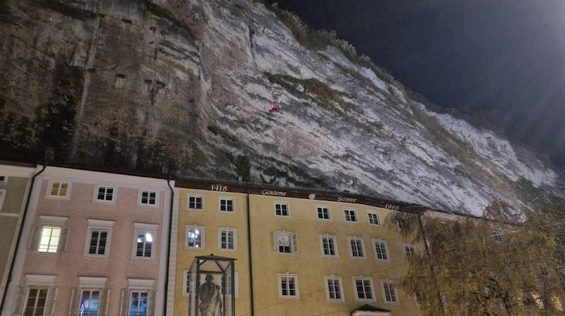 Hier oberhalb des Anton-Neumayr-Platzes in Salzburg hat sich am Samstag ein Stein gelöst und fiel auf ein Auto. Eine Drohne hatte eine erste Besichtigung der Dächer und der Felswand durchgeführt. (Bild: zfg)