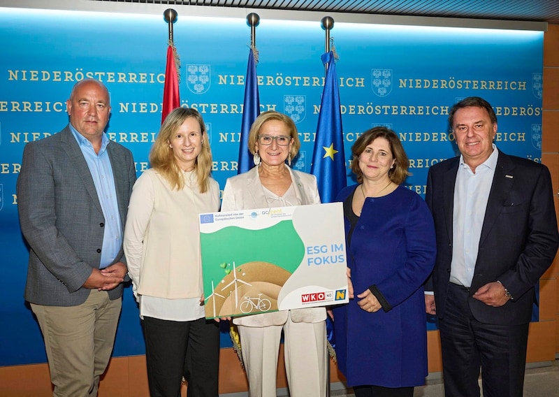 Governor Mikl-Leitner and Chamber President Ecker (right) with Tecnet boss Doris Agneter (2nd from right), Accent boss Moll and project manager Julia Uhlik. (Bild: NLK Pfeiffer)