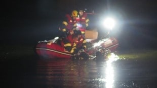 Die ersten zwei Taucher der Feuerwehr, die in Feldkirchen ins Wasser gegangen waren, konnten den verunglückten Golfball-Taucher rasch finden und bergen (Bild: Schütz Markus/Markus Schütz)