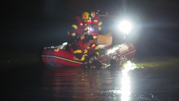 The first two divers from the fire department who entered the water in Feldkirchen were able to quickly find and rescue the injured golf ball diver (Bild: Schütz Markus/Markus Schütz)