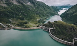 Das Wasser soll Richtung Wasserfallboden (hinten) gepumpt werden.