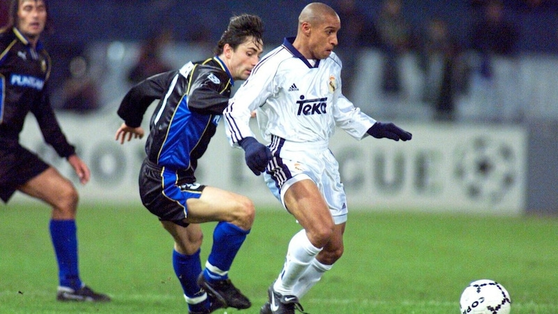 Günther Neukirchner (l.) kreuzte mit Roberto Carlos (r.) und den Real-Madrid-Stars die Klingen. (Bild: GEPA/GEPA pictures)