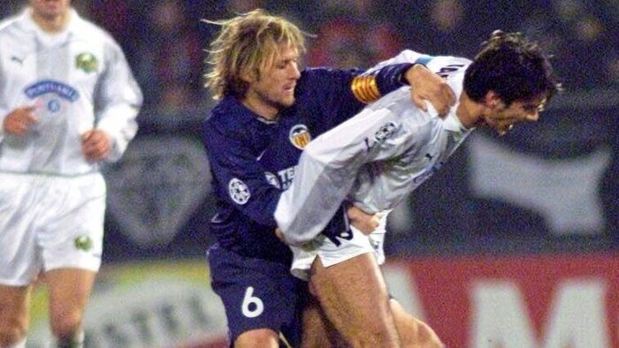 Ivica Vastic (r.) hatte gegen Valencia-Kapitän Gaizka Mendieta nichts zu lachen.