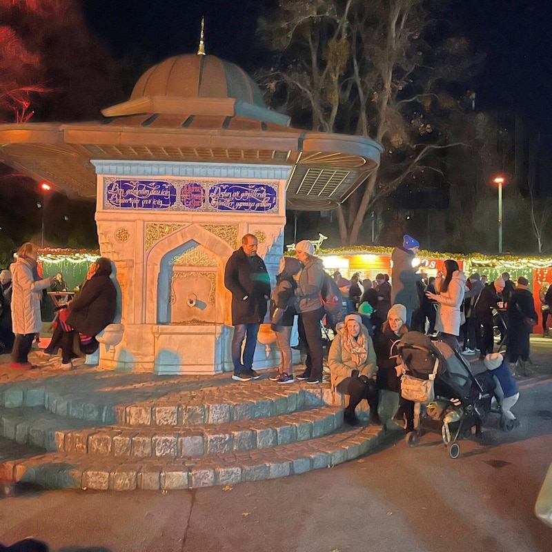 Yunus Emre Fountain is a popular meeting place at the Christmas market in Türkenschanzpark (Bild: Martina Münzer)