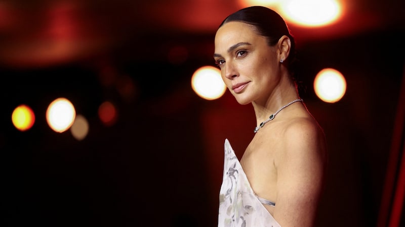 Gal Gadot beweist: Mit dem Chignon Bun gelingt der Glamour-Auftritt einfach immer! (Bild: picturedesk.com/Mario Anzuoni / REUTERS)