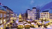 Der Lienzer Hauptplatz verwandelt sich auch heuer wieder zu einem weihnachtlichen Dorf.  