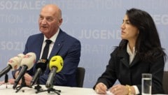 Landesrat Dörfel und Integrationexpertin Rasha Corti erklären, dass Sanktionen wichtig sind: „Es ist unmöglich, Tausende von Migranten zu integrieren, wenn sie von Almosen über Jahre hinweg gut leben können“, sagt die Expertin. (Bild: Krone KREATIV/Land OÖ)