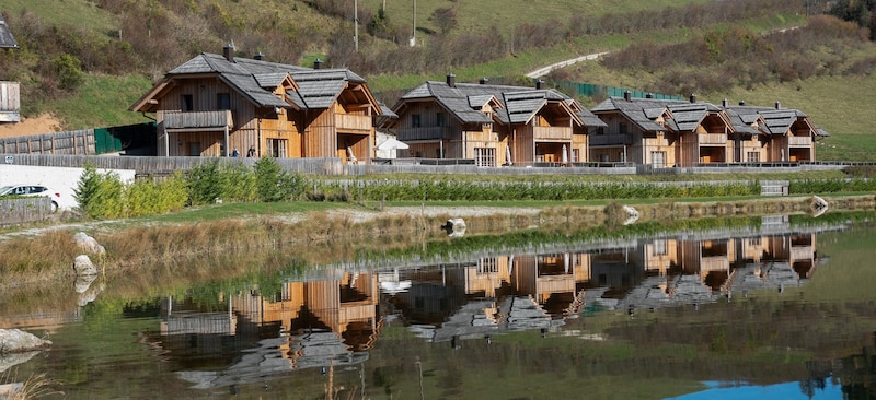 Absolute tranquillity, the best air quality and crystal-clear water, which reaches up to 22 degrees in summer, characterize this idyllic vacation village. (Bild: Doris_SEEBACHER)