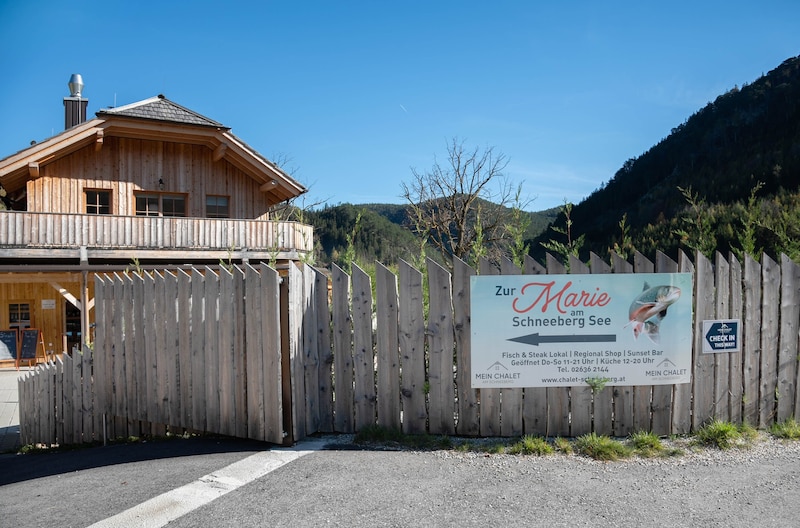 The popular fish and steak restaurant "Marias Land", which used to be in the middle of the village, has been relocated here and is now called "Zur Marie am Schneeberg See". (Bild: Doris_SEEBACHER)