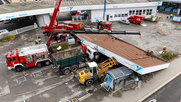 Der grüne Lkw war mit ausgefahrenem Ladekran gegen das Tankstellendach gekracht – dieses stürzte daraufhin zu Boden. (Bild: TEAM FOTOKERSCHI / WERNER KERSCHBAUMMAYR)