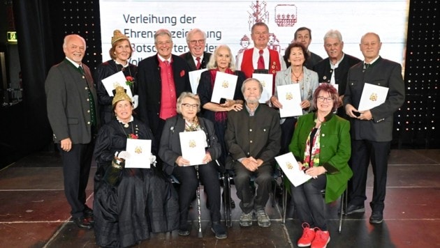 Landeshauptmann Peter Kaiser und Arge Volkskultur-Obmann Heimo Schinnerl überreichten den neuen Botschaftern der Volkskultur Urkunden und Anstecker. (Bild: Evelyn Hronek/EVELYN HRONEK)