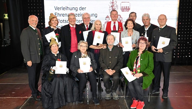 Landeshauptmann Peter Kaiser und Arge Volkskultur-Obmann Heimo Schinnerl überreichten den neuen Botschaftern der Volkskultur Urkunden und Anstecker. (Bild: Evelyn Hronek/EVELYN HRONEK)