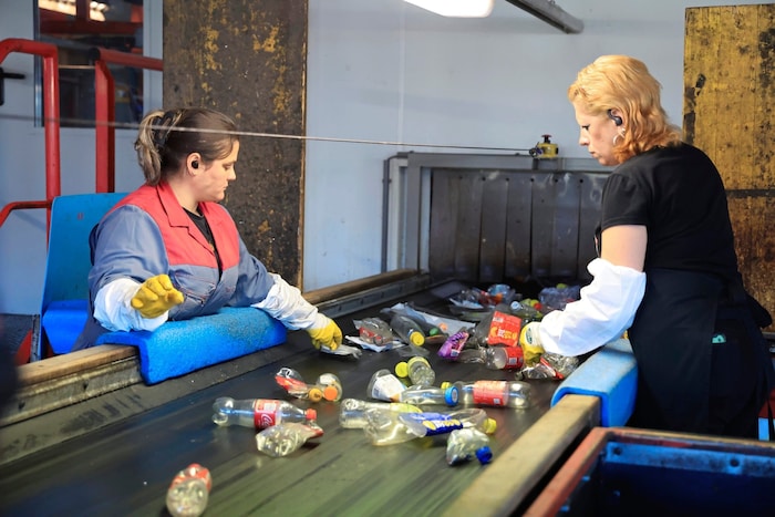 Händisch wird bei der Tiroler Recycling GmbH & Co KG in Pfaffenhofen noch vorsortiert.