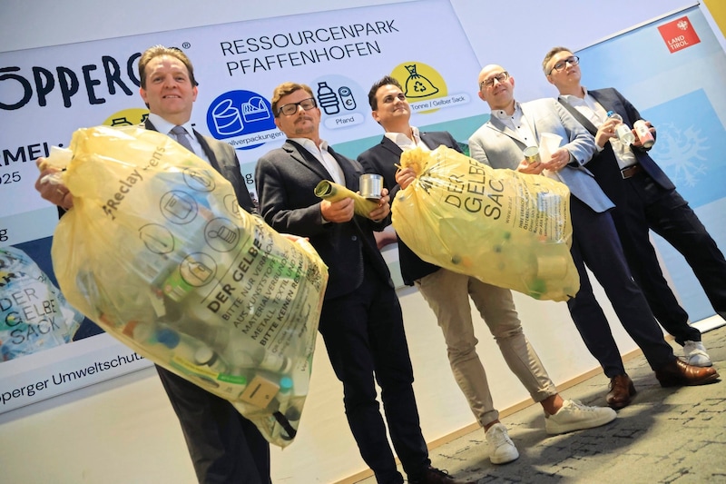 LR Zumtobel (left) and waste management representatives with the "yellow bag": From January 1, 2025, plastic packaging and cans must be placed together in this bag. (Bild: Birbaumer Christof)