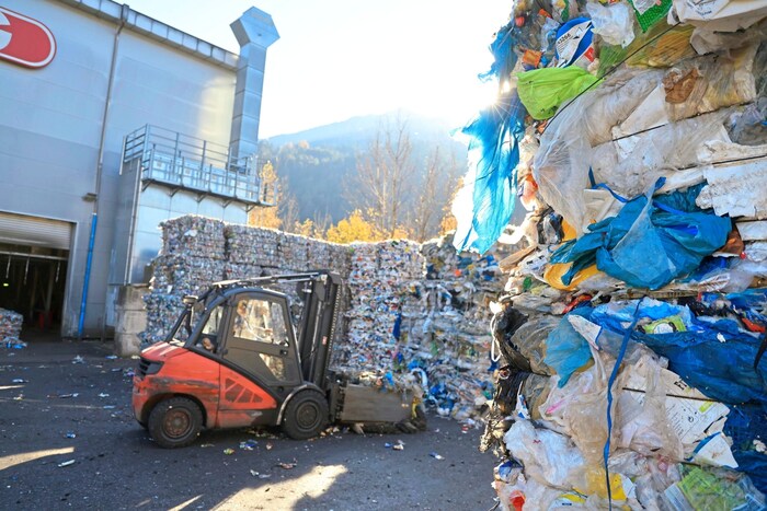 Sortierung des Kunststoffmülls zur Weiterverarbeitung in Pfaffenhofen.