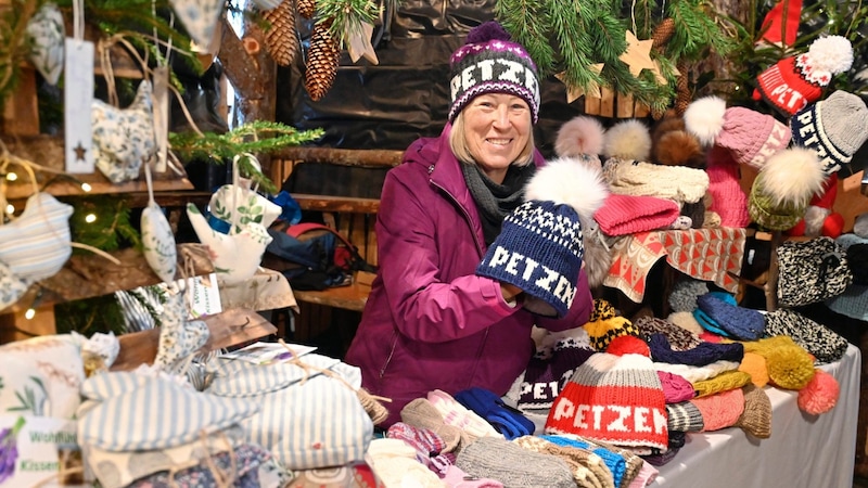 The cuddly, knitted Petzen hat is very popular (Bild: Evelyn Hronek)