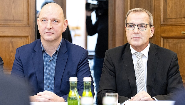 Union representatives Eckehard Quin (GÖD) and Christian Meidlinger (Younion) are ready to fight. (Bild: APA/TOBIAS STEINMAURER)