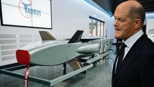 Der deutsche Bundeskanzler Olaf Scholz erachtet die Lieferung von Taurus-Marschflugkörpern als rote Linie. (Bild: Krone KREATIV/AFP/Sebastian PIEKNIK, AFP/Tobias SCHWARZ)