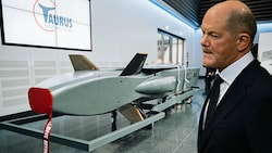 Der deutsche Bundeskanzler Olaf Scholz erachtet die Lieferung von Taurus-Marschflugkörpern als rote Linie. (Bild: Krone KREATIV/AFP/Sebastian PIEKNIK, AFP/Tobias SCHWARZ)