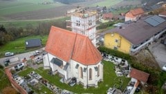 Über ein Jahr lang war der Kirchturm von St. Marxen, der im Vorjahr vom Sturm geköpft worden war, provisorisch abgedeckt. Nun wird das Dach neu errichtet.  (Bild: Arbeiter Dieter)