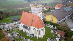 Über ein Jahr lang war der Kirchturm von St. Marxen, der im Vorjahr vom Sturm geköpft worden war, provisorisch abgedeckt. Nun wird das Dach neu errichtet.  (Bild: Arbeiter Dieter)