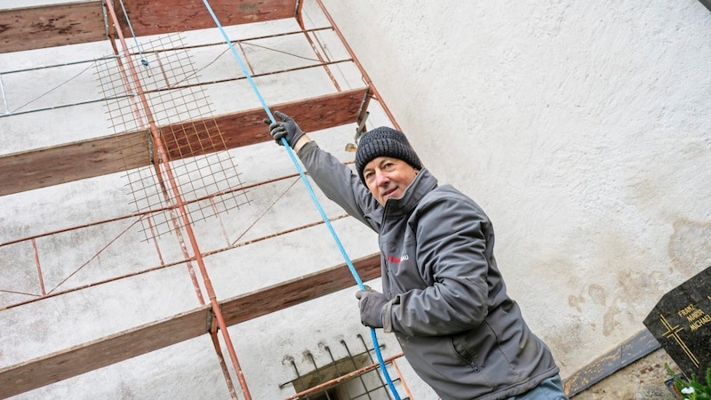 The building materials are pulled upwards with a rope. (Bild: Arbeiter Dieter)