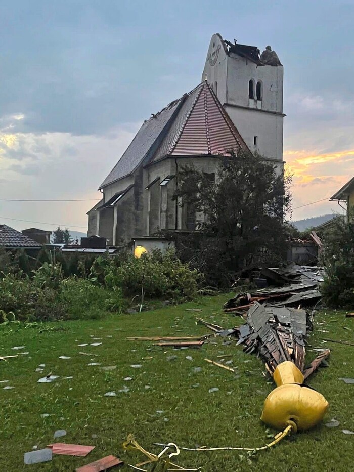 Der verheerende Sturm hat im Juli des Vorjahres den Turm der Pfarrkirche St. Marxen geköpft.