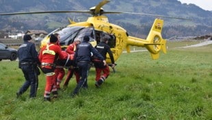 Der Rettungsheli beim Einsatz nach dem Arbeitsunfall in Fügen. (Bild: ZOOM Tirol)