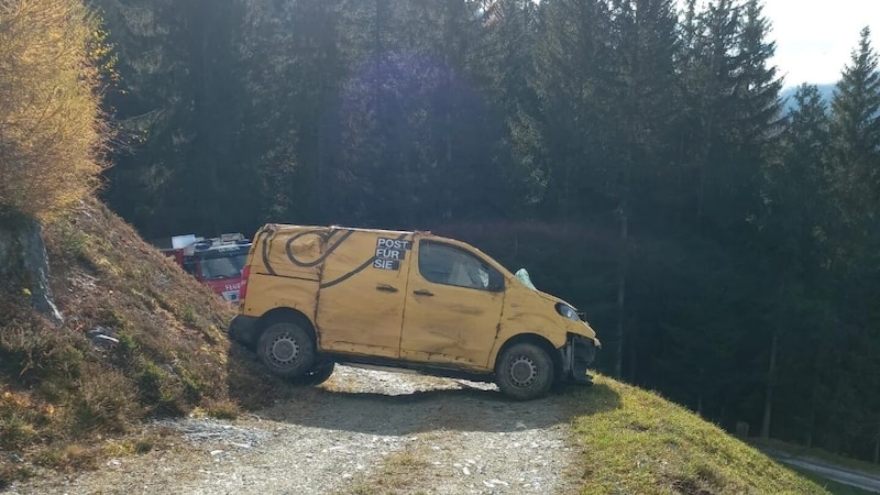 Der Postwagen stürzte in die Tiefe. (Bild: FF Erlsberg)