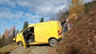 Auf einem schmalen Weg kam das Auto zu stehen. (Bild: FF Erlsberg)