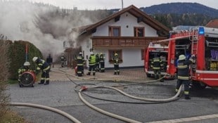 50 Einsatzkräfte von drei Feuerwehren standen im Einsatz bei dem Kellerbrand im Gailtal. (Bild: BI Florian Jost FF Tröpolach)