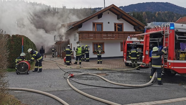 50 Einsatzkräfte von drei Feuerwehren standen im Einsatz bei dem Kellerbrand im Gailtal. (Bild: BI Florian Jost FF Tröpolach)