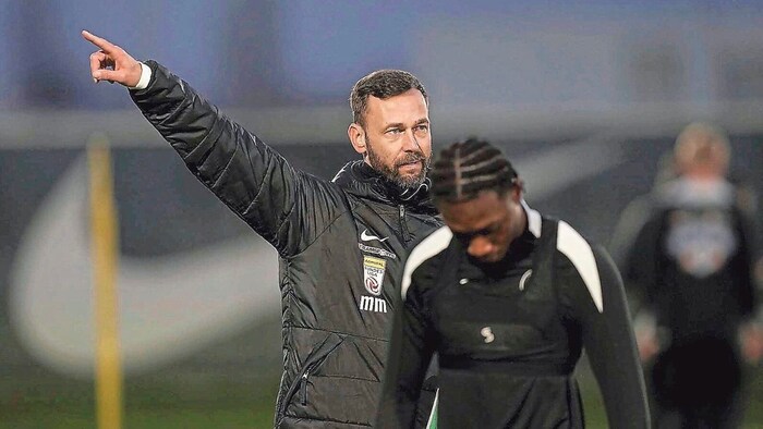 Co-Trainer Michael Madl dirigierte, Säumel beoachtete.