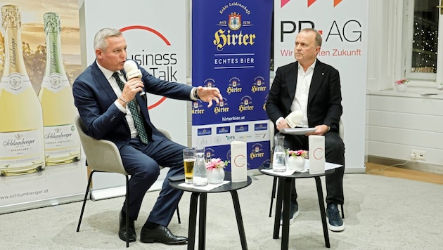 Mario Kunasek (FPÖ) and Thomas Prantner (Managing Director of communications agency C3) at the talk. (Bild: Holl Reinhard)