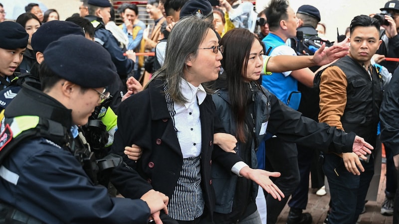 Vor dem Gericht kam es zu Protesten, die Polizei nahm mehrere Personen fest. (Bild: AFP/AFP or licensors)