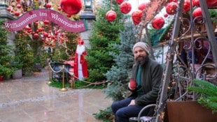 Josef Gassner jun. hat sich wieder einmal selbst übertroffen – mit zwei Helfern und rund 4800 Kugeln hat er den Gastgarten in eine wahre Winterwunderwelt verwandelt. (Bild: Horst Einöder/Flashpictures)