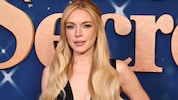 Lindsay Lohan schaut bei der Premiere ihres neuesten Weihnachtsfilms „Our Little Secret“ jünger ...