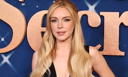 Lindsay Lohan schaut bei der Premiere ihres neuesten Weihnachtsfilms „Our Little Secret“ jünger ...