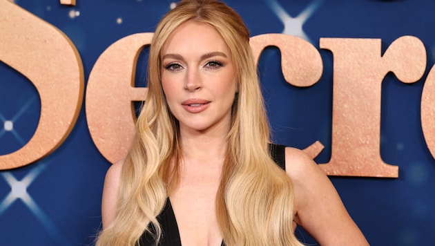 Lindsay Lohan looks younger than ever at the premiere of her latest Christmas movie "Our Little Secret"! (Bild: APA/Getty Images via AFP/GETTY IMAGES/Jamie McCarthy)